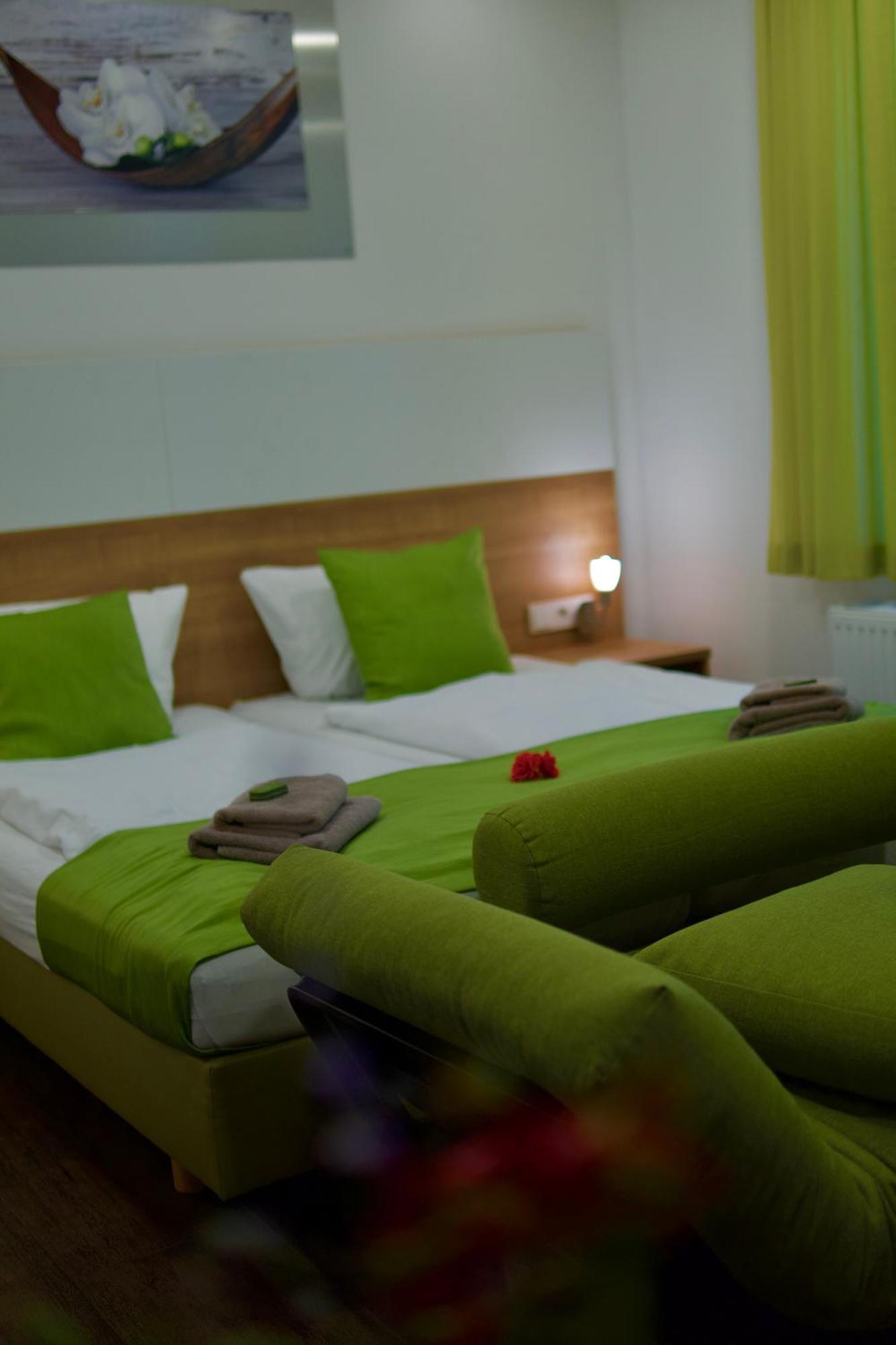 Bed & Breakfast Outlet Hotel Dettingen an der Erms Εξωτερικό φωτογραφία