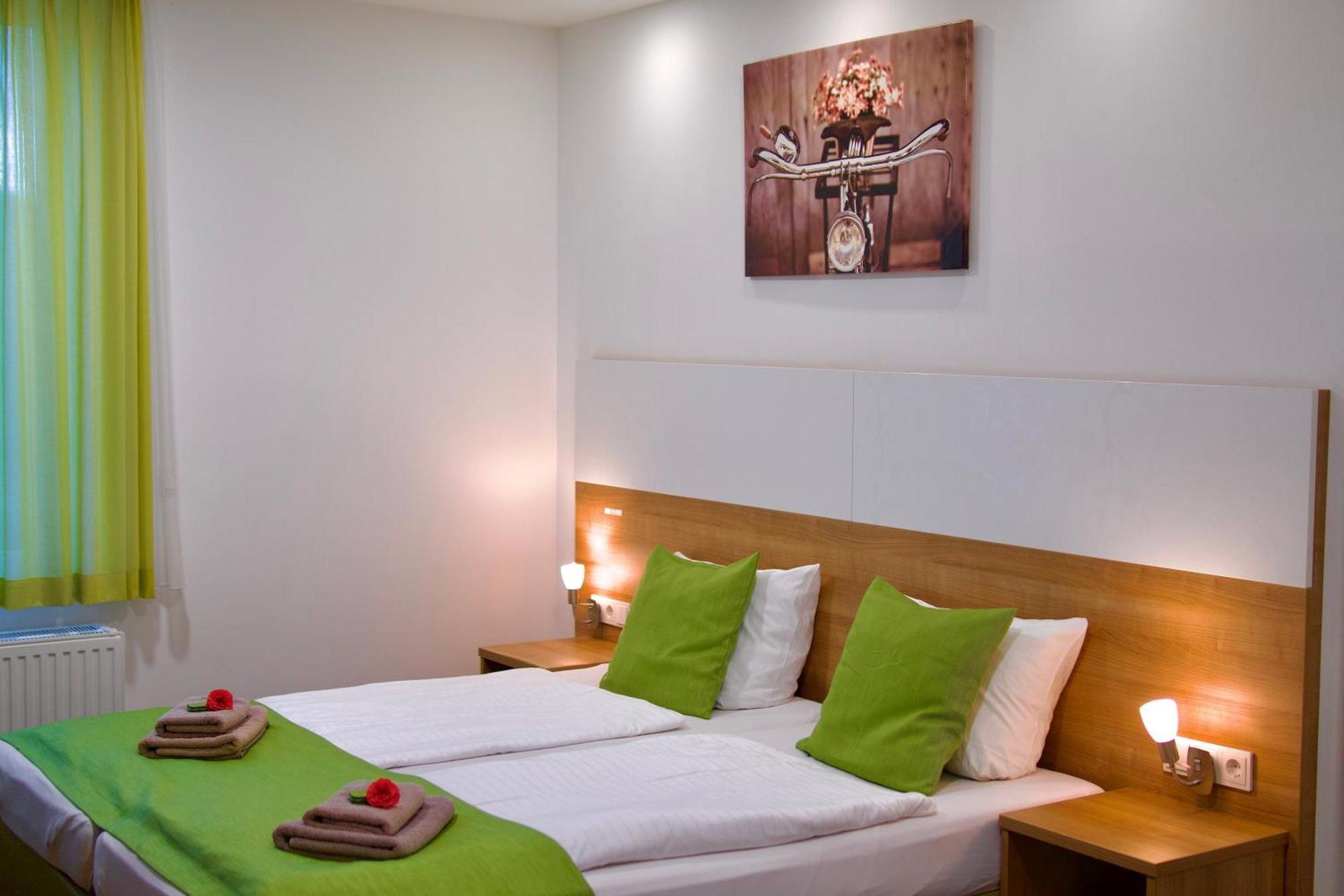 Bed & Breakfast Outlet Hotel Dettingen an der Erms Εξωτερικό φωτογραφία